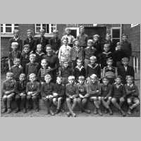 105-0573 Tapiauer Schulklasse des Jahrganges 1933-34 im Jahre 1942 mit Lehrerin Frl. Holzke.jpg